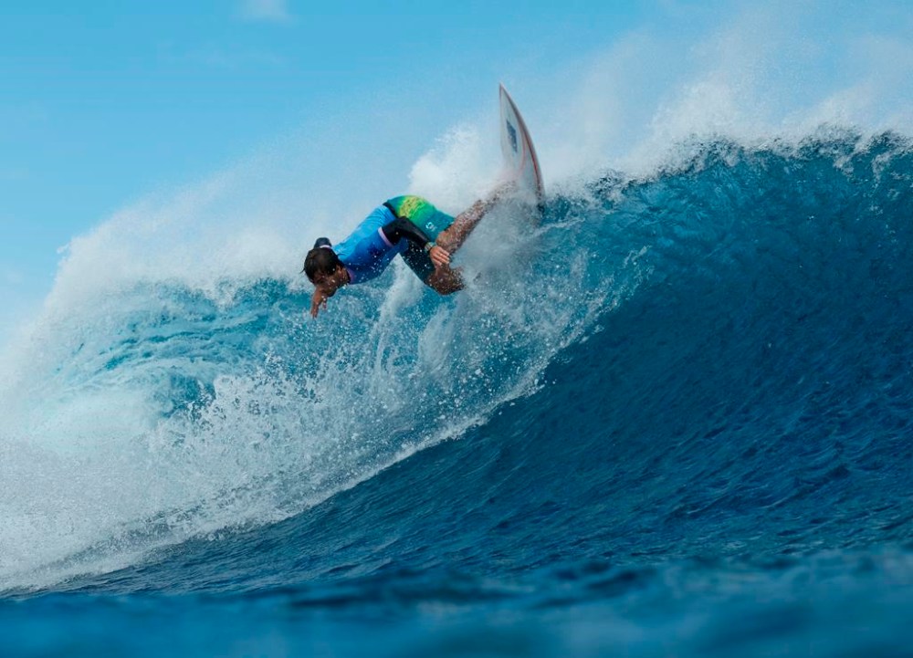 Jack Robinson, of Australia, snaps off the lip during the semifinals of the surfing competition at the 2024 Summer Olympics, Monday, Aug. 5, 2024, in Teahupo'o, Tahiti. (Ben Thouard/Pool Photo via AP)