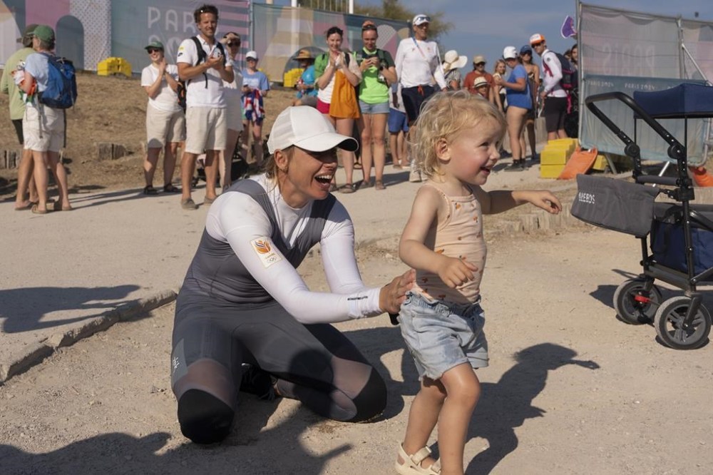 Marit Bouwmeester of the Netherlands celebrates with her daughter Jessie Mae after competing in ILCA 6 dinghy class racing during the 2024 Summer Olympics, Monday, Aug. 5, 2024, in Marseille, France. (AP Photo/Carolyn Kaster)