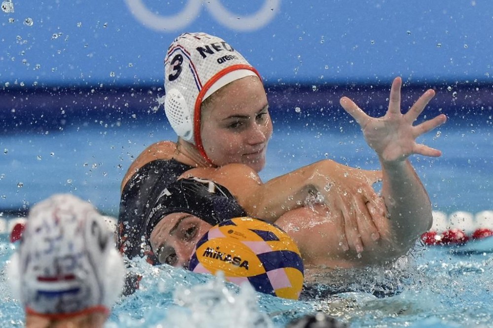 Italy's Valeria Palmieri battles for the ball with Netherland's Brigitte Sleeking during a women's quarterfinal match between Netherlands and Italy, at the 2024 Summer Olympics, Tuesday, Aug. 6, 2024, in Paris. (AP Photo/Luca Bruno)