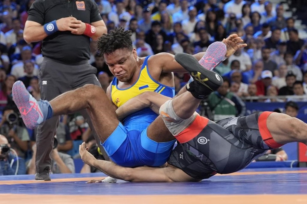 Iran's Alireza Mohmadipiani and Ukraine's Zhan Beleniuk compete during their men's Greco-Roman 87kg semifinal wrestling match, at Champ-de-Mars Arena, during the 2024 Summer Olympics, Wednesday, Aug. 7, 2024, in Paris, France. (AP Photo/Eugene Hoshiko)