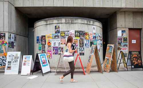 JESSICA LEE / WINNIPEG FREE PRESS

A pedestrian reads posters for the Fringe Festival July 19, 2023 in the Exchange District.