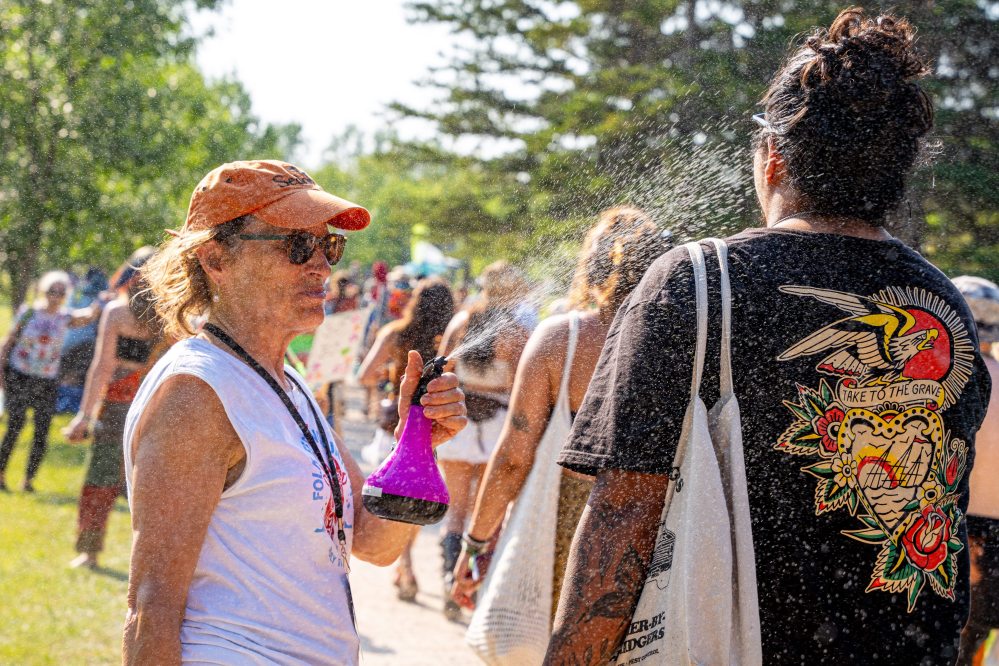 NIC ADAM / FREE PRESS
Audience services volunteer Gayle Michalyshyn cools attendees down.