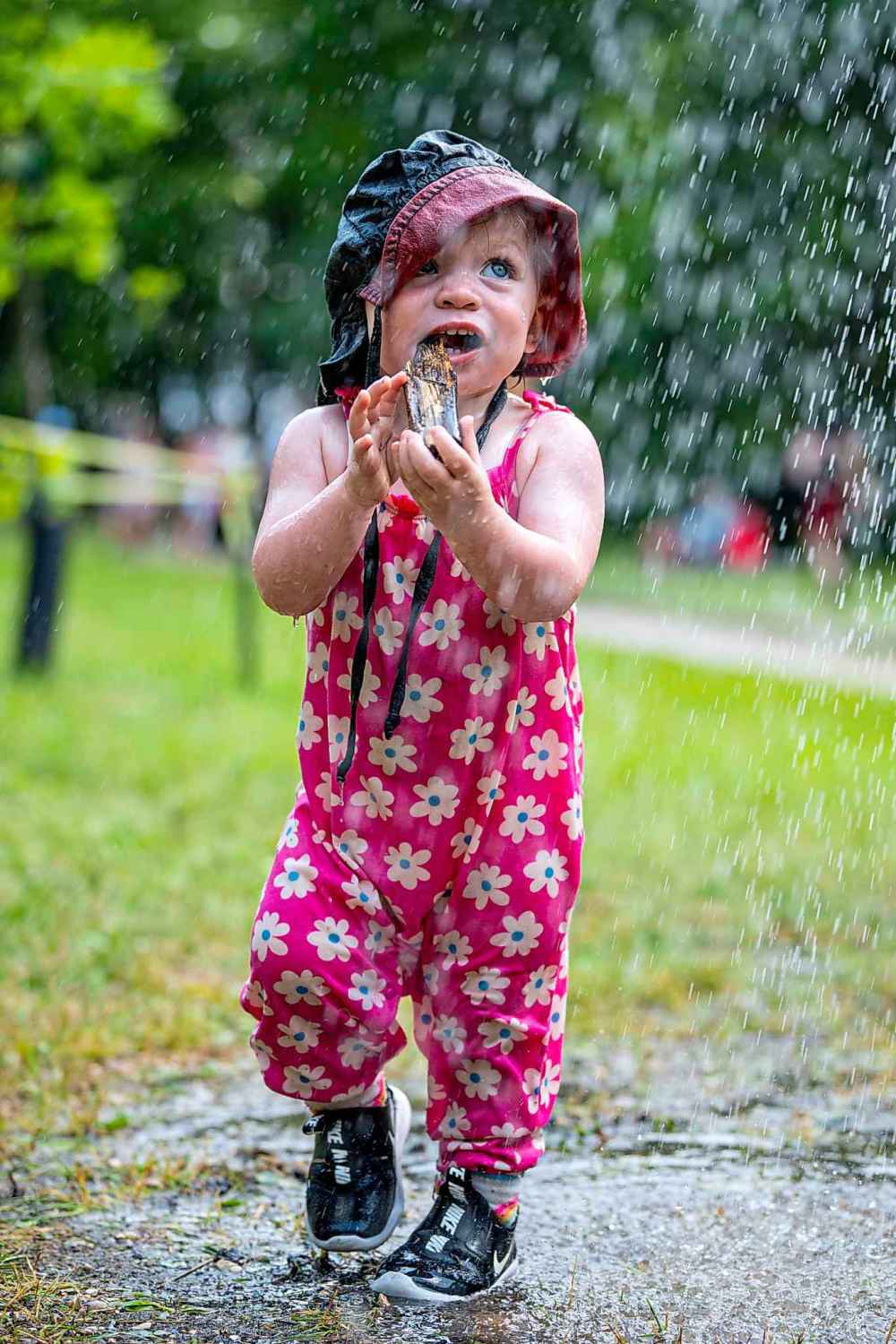NIC ADAM / FREE PRESS
15-month-year-old Blake Bennett plays in the water of one of the cooling stations at the Winnipeg Folk Festival Friday afternoon.