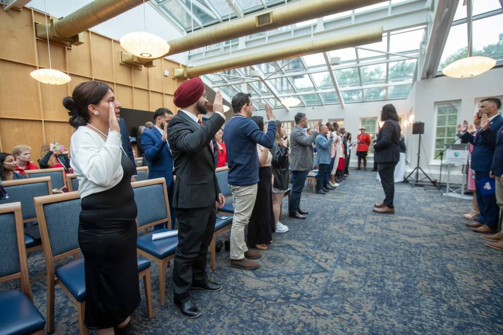 BROOK JONES / FREE PRESS
Twenty-eight people from 12 countries take the oath of citizenship at a ceremony in the Pavilion at Assiniboine Park in Winnipeg on Monday.