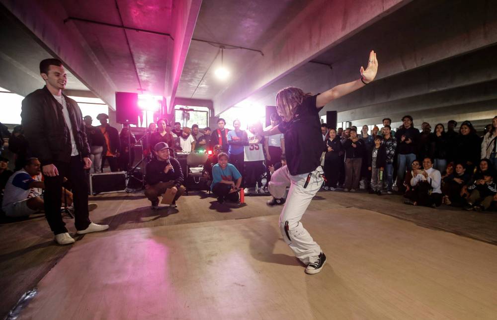 JOHN WOODS / FREE PRESS
Dancers compete in the Canada Day celebrations at the Forks, Monday.