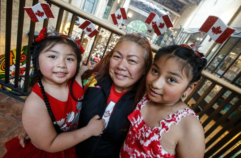 JOHN WOODS / FREE PRESS
Sarah Cotton with daughters Sweet Bella and Honey Victoria take in the Canada Day celebrations at the Forks Monday.