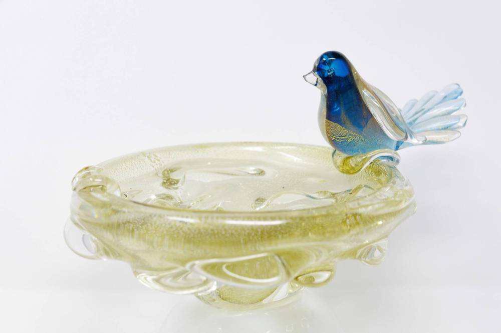 MIKE DEAL / FREE PRESS
A Chalet bird bowl that has gold flecks in the glass.