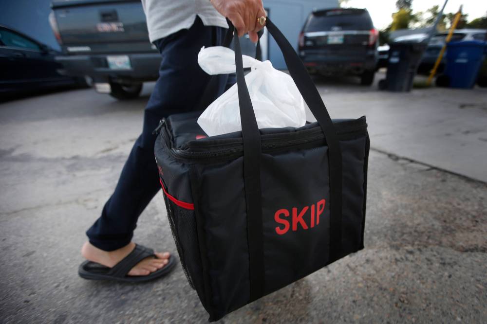 JOHN WOODS / FREE PRESS FILES
A driver from Skip The Dishes picks up some food at a Winnipeg restaurant in 2018.