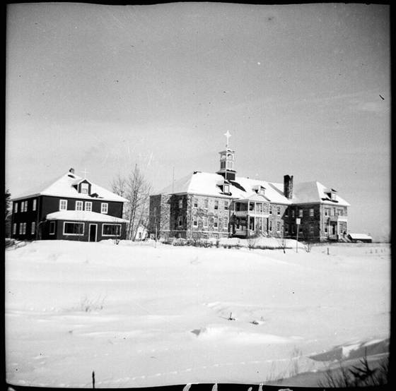 Cross Lake residential school outbuildings and church in 1947. (La Société historique de Saint-Boniface)