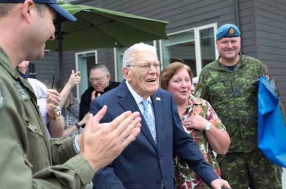 Richard Earl with his daughter and members of the RCAF celebrate his 100th birthday, Tuesday. (Ruth Bonneville / Free Press)