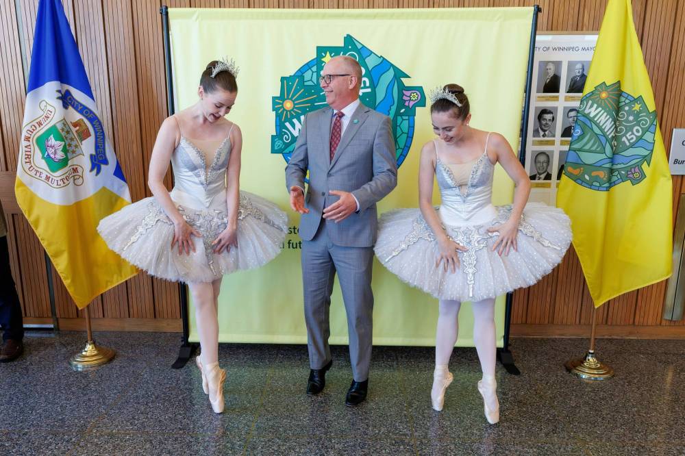 MIKE DEAL / FREE PRESS
Mayor Scott Gillingham tries to demonstrate his en pointe technique while RWB ballerinas Katie Bonnell (left) and Emilie Lewis show him how it’s done.