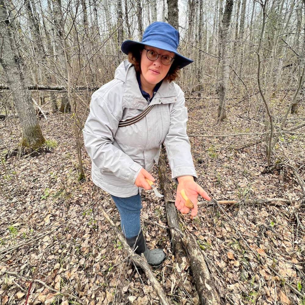 Mike Deal / Free Press files
Ariel Gordon shows off an early spring morel mushroom found in Sandilands Provincial Forest.