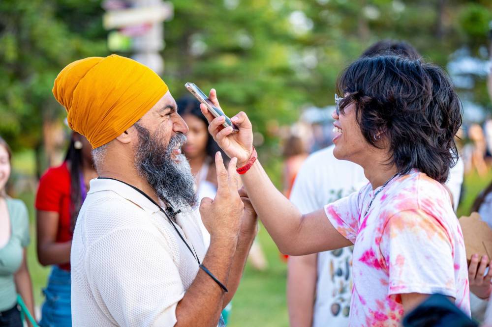 NIC ADAM / FREE PRESS
Federal NDP leader Jagmeet Singh poses for a fan’s photo at the Winnipeg Folk Festival Thursday evening.