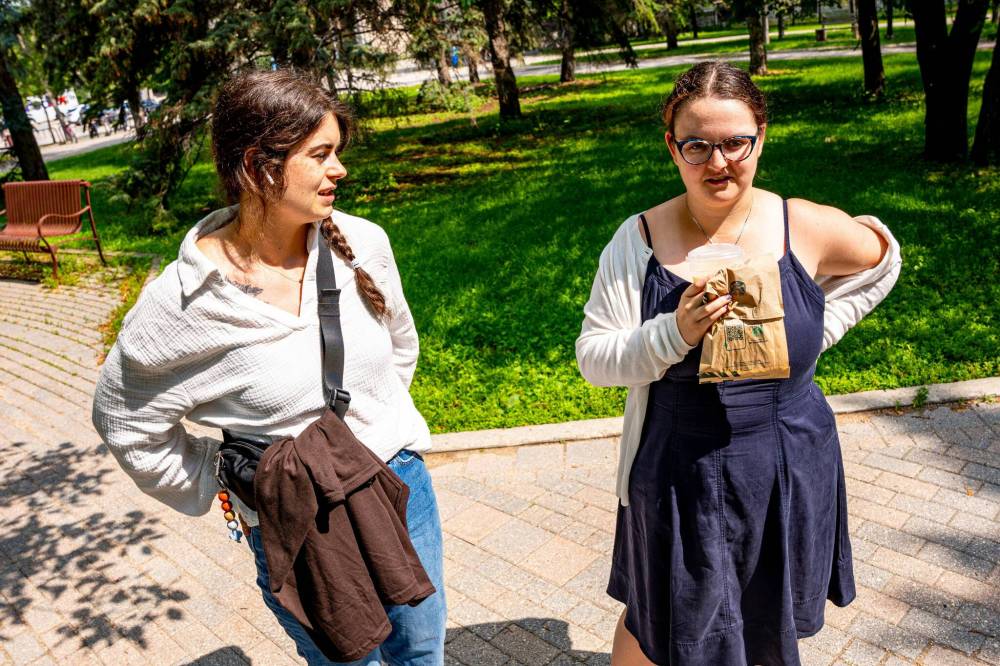 NIC ADAM / FREE PRESS
Nutritional sciences student Mikayla Dawn (left, with a classmate) said she was relieved to see the encampment was removed without police involvement. “I didn’t think it was disturbing anyone, it wasn’t disturbing me,” she said.