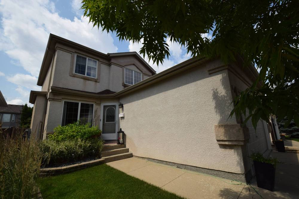 Todd Lewys / Winnipeg Free Press
Set well back on a large, mature lot, the 1,733 sq. ft., two-storey home is in turnkey condition and ready for a new family to enjoy.