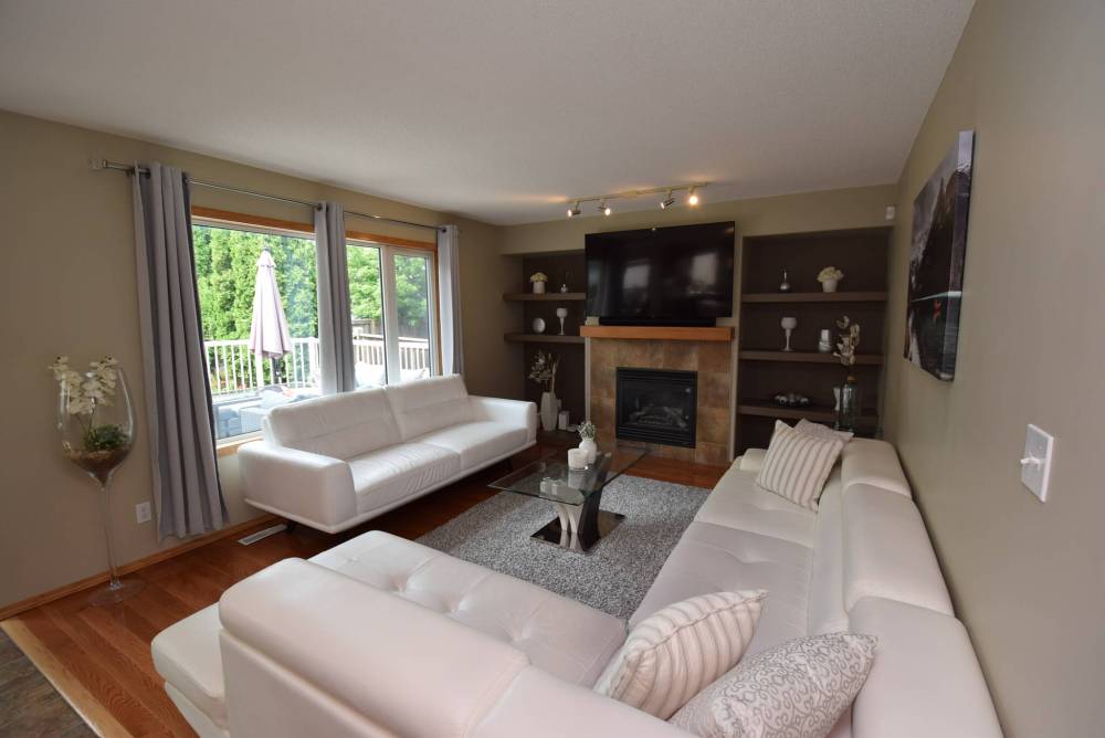 Todd Lewys / Winnipeg Free Press
Relaxation comes naturally in the family room, which offers a gas fireplace set in a fetching tile surround - and a soothing backyard view.