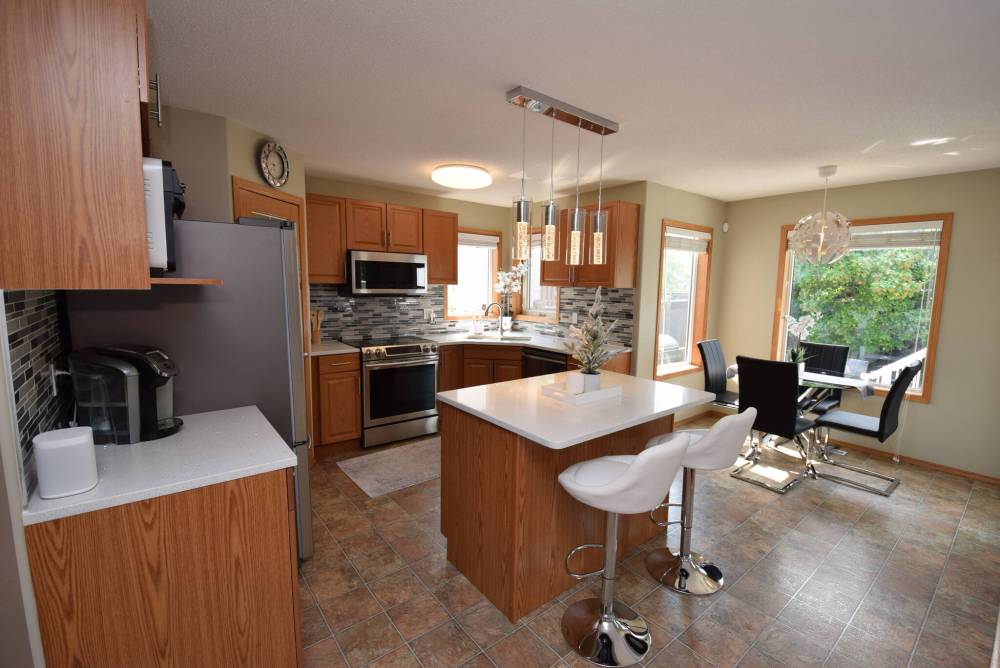 Todd Lewys / Winnipeg Free Press
The kitchen/eating nook area is a delightful, light-filled space that offers all kinds of style and function - an a lovely backyard view.
