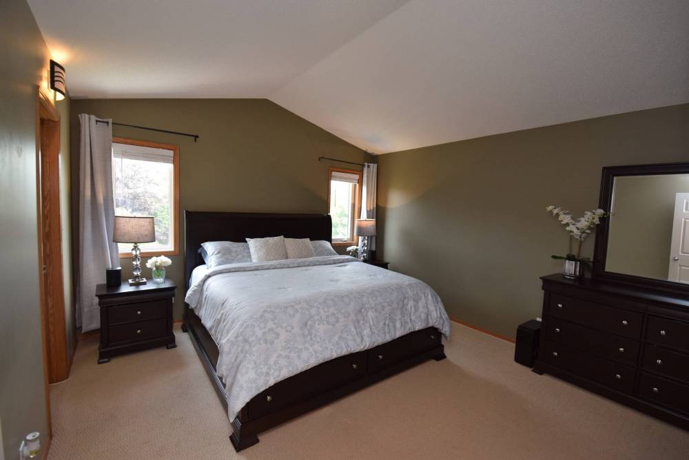 Todd Lewys / Winnipeg Free Press
The secluded primary bedroom comes with a vaulted ceiling, alluring air of tranquility and an elevated view of the gorgeous backyard.