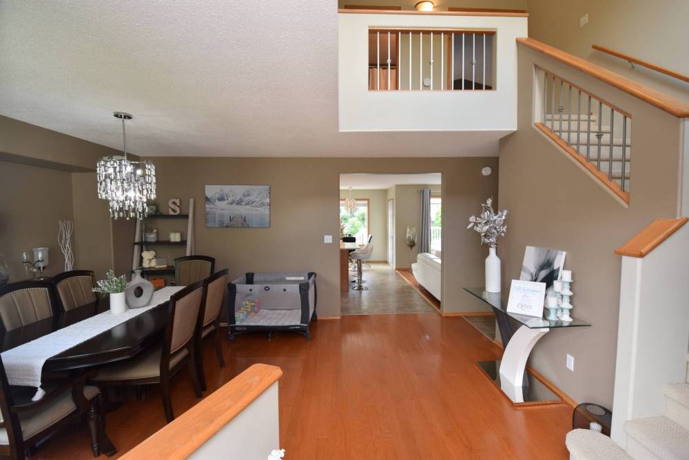 Todd Lewys / Winnipeg Free Press
The home opens up perfectly the moment you step inside, providing an air of solitude and warmth, plus a glimpse of the awesome main living area to the rear.