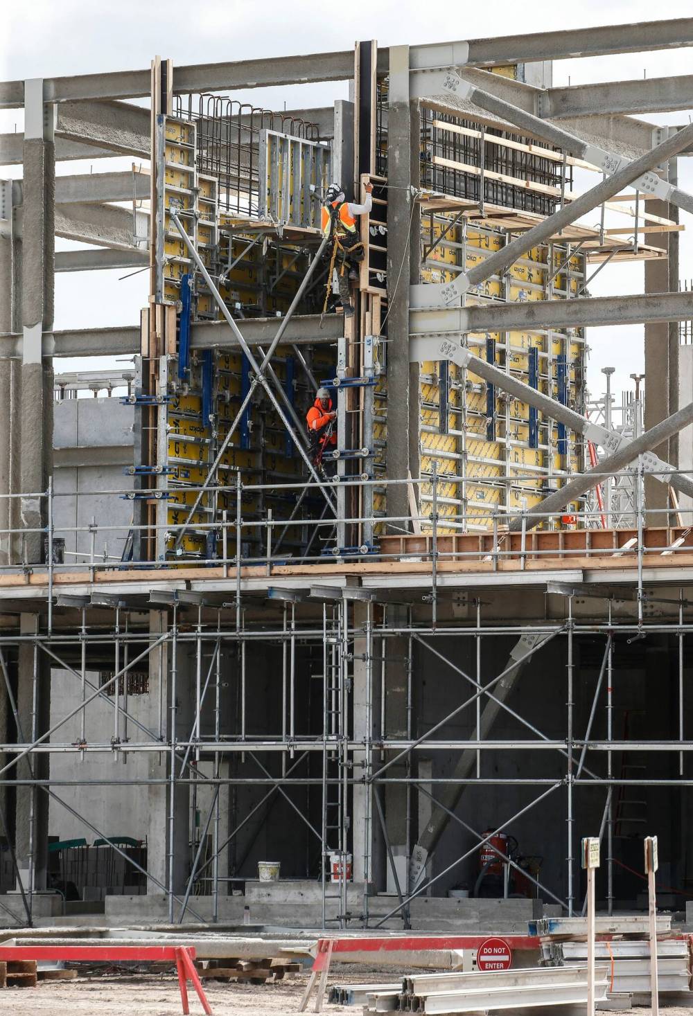 JOHN WOODS / FREE PRESS file
The plant upgrade is Winnipeg’s most expensive infrastructure project yet and aims to increase sewage treatment capacity and greatly reduce the amount of algae-promoting nitrogen and phosphorus that flows out of the plant.