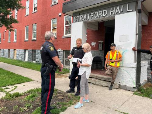 MALAK ABAS / WINNIPEG FREE PRESS
                                St. Boniface Street Links director Marion Willis talks with police after receiving a ticket for trespassing inside 285 College Ave.