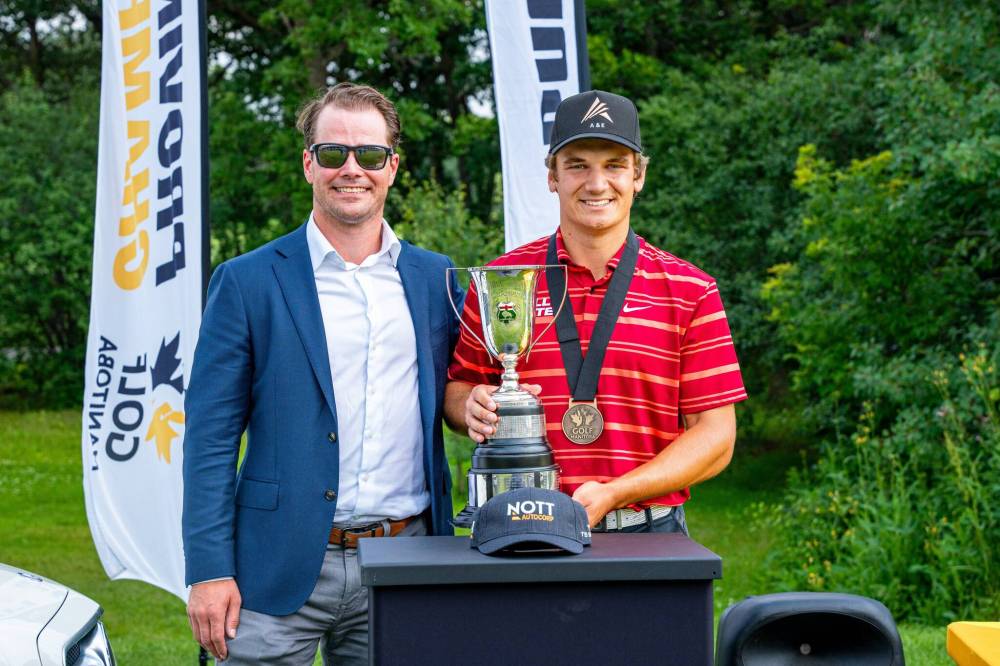 NIC ADAM / FREE PRESS
Braxton Kuntz (right) with Golf Manitoba’s Justin Price on Wednesday after Kuntz won his fourth consecutive Manitoba Amateur men’s golf championship.