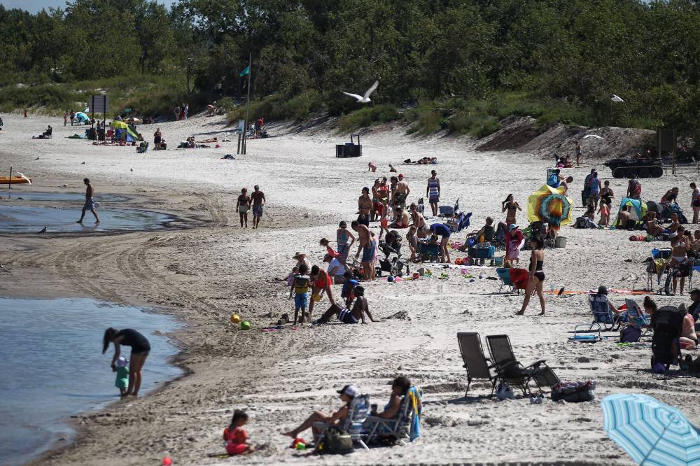 MIKE DEAL / FREE PRESS FILES
Manitoba is the latest province to join a nationwide study that aims to understand how beach water contaminated with E.coli and blue-green algae impacts public health.