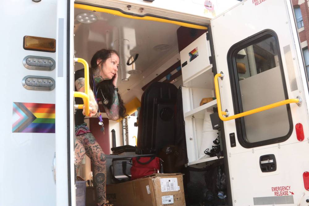 NICOLE BUFFIE / FREE PRESS
Tasha Masesar, a nurse who works on mobile clinic, spent her first day doling out food, wound care and STI tests to a steady stream of patrons.