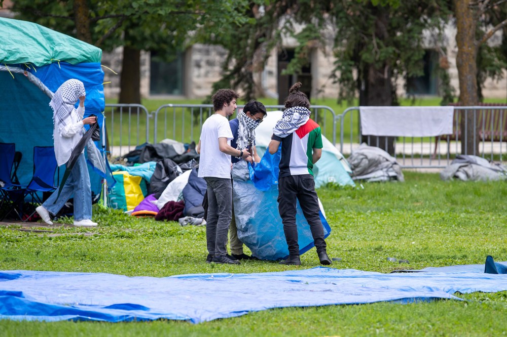 BROOK JONES / FREE PRESS
Pro-Palestinian protesters help to clean up and dismantle an encampment at the quad at the University of Manitoba's Fort Garry campus in Winnipeg on Sunday.