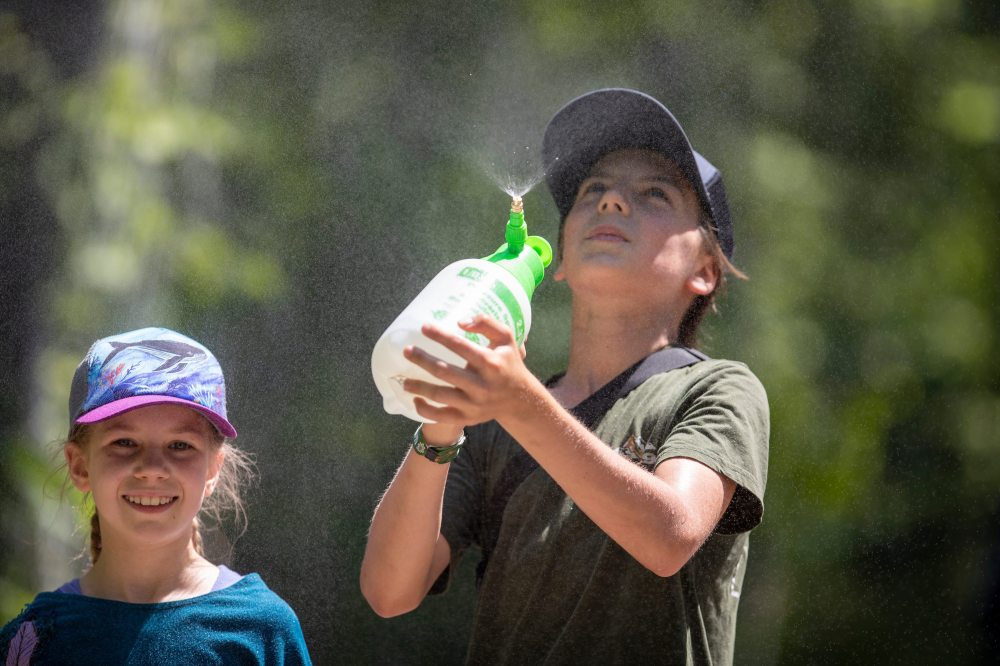 BROOK JONES / FREE PRESS
Calan Fontain (right), 13, sprays mist to keep himself and his sister, Solia, 10, cool on Sunday at Birds Hill Park.