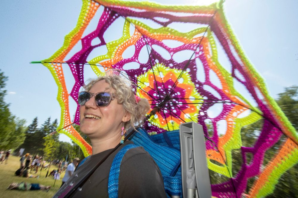 BROOK JONES / FREE PRESS
Winnipegger Liz Disenchanted, 30, keeps cool Sunday under a giant umbrella that she made herself. Disenchanted has been attending the folk fest since 2018.
