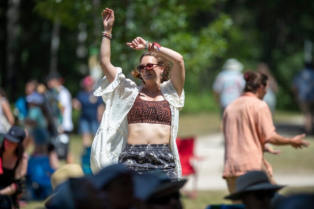 BROOK JONES / FREE PRESS
Folk Fest goer Michelle Bedford, who lives in Bemidji, Minn., dances to music by Inn Echo Tech Rider at the Snowberry Field stage Sunday.