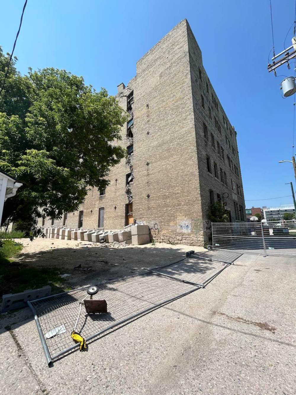 Tyler Searle / Free Press
Residents living near 579 McDermot Ave. were forced to evacuate last week after the City of Winnipeg received an engineering assessment confirming the building was unsafe. Lanes and sidewalks around the property have been blocked with fencing.
