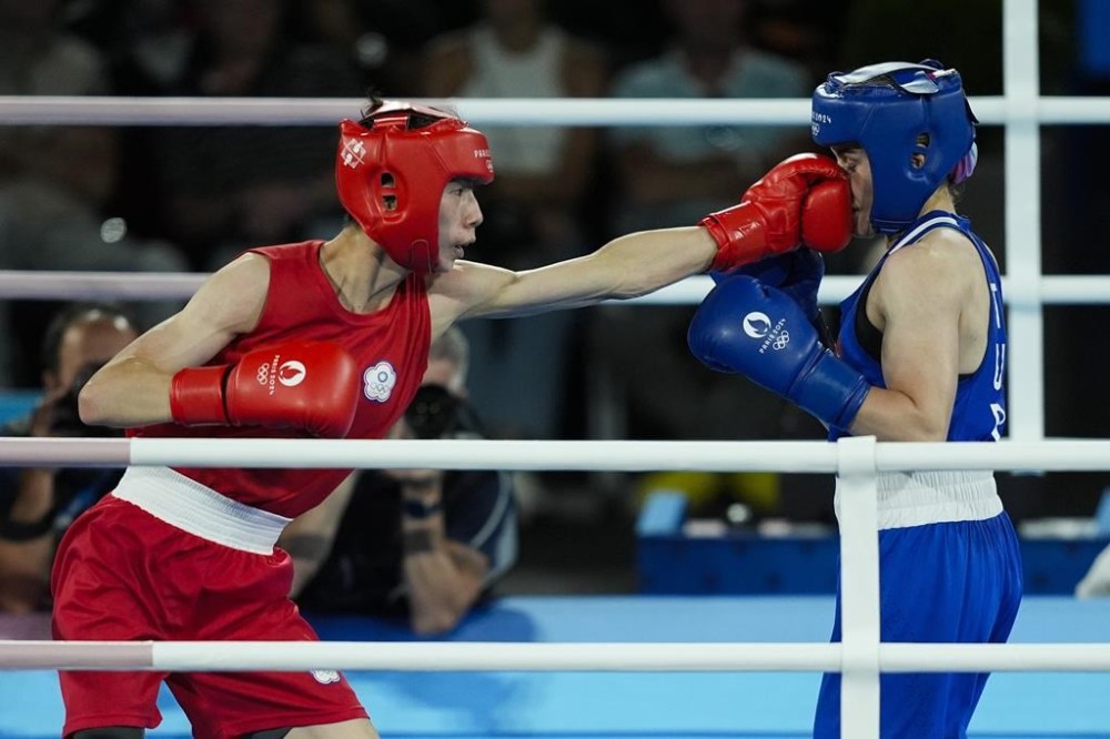 Taiwan's Lin Yu-ting, left, fights Turkey's Esra Yildiz in their women's 57 kg semifinal boxing match at the 2024 Summer Olympics, Wednesday, Aug. 7, 2024, in Paris, France. (AP Photo/John Locher)