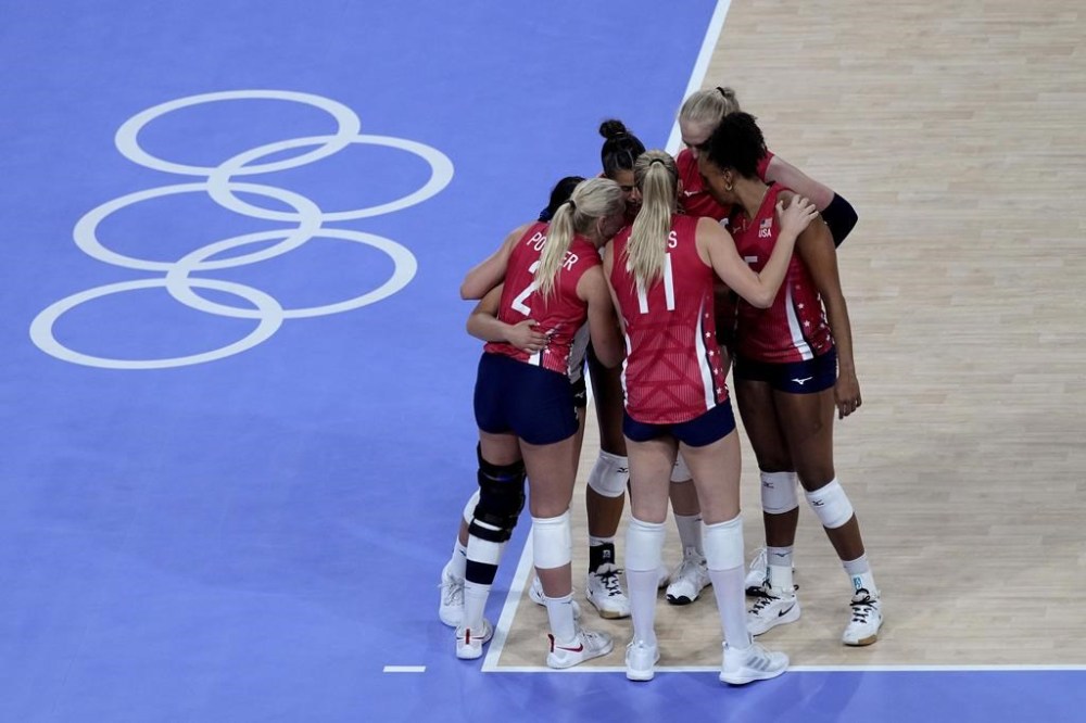 Players for the United States huddle after winning a set during a semifinal women's volleyball match against Brazil at the 2024 Summer Olympics, Thursday, Aug. 8, 2024, in Paris, France. (AP Photo/Charlie Riedel)