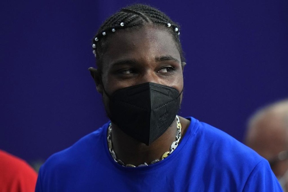 Noah Lyles, of the United States, dons a face mask following his men's 200-meters final at the 2024 Summer Olympics, Thursday, Aug. 8, 2024, in Saint-Denis, France. (AP Photo/Petr David Josek)