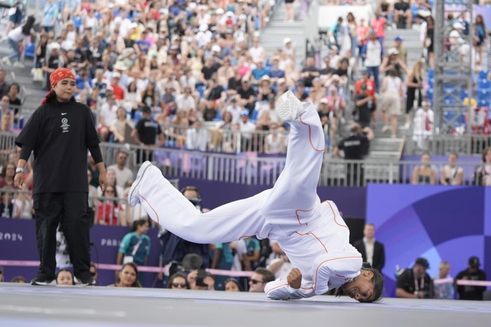 Netherland's India Sardjoe, known as B-Girl India, right, competes during the B-Girls Pre-Qualifier Battle of the breaking competition at La Concorde Urban Park at the 2024 Summer Olympics, Friday, Aug. 9, 2024, in Paris, France. (AP Photo/Frank Franklin)