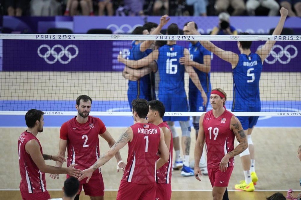 United States' players react after losing a point during a men's volleyball bronze medal match between Italy and the United States at the 2024 Summer Olympics, Friday, Aug. 9, 2024, in Paris, France. (AP Photo/Alessandra Tarantino)