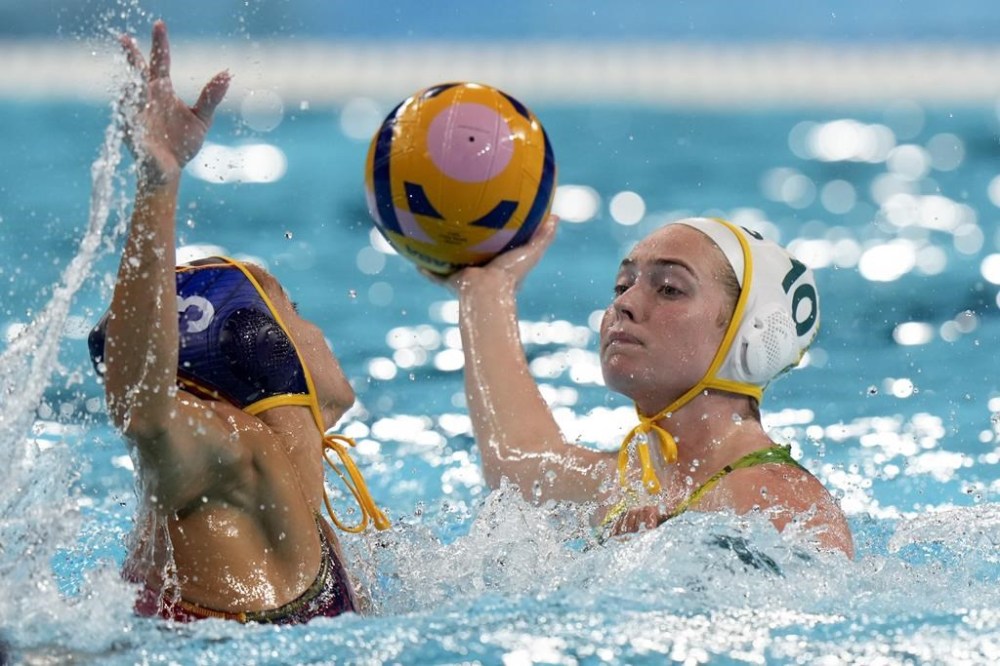 Australia's Alice Williams, right, and Spain's Anni Espar Llaquet fight for the ball during the women's gold medal water polo match between Australia and Spain, at the 2024 Summer Olympics, Saturday, Aug. 10, 2024, in Paris, France. (AP Photo/Luca Bruno)