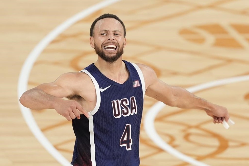 United States' Stephen Curry (4) reacts after winning a men's gold medal basketball game against France at Bercy Arena at the 2024 Summer Olympics, Saturday, Aug. 10, 2024, in Paris, France. (AP Photo/Michael Conroy)