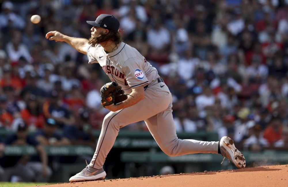 Houston Astros pitcher Spencer Arrighetti throws during the first inning of a baseball game against the Boston Red Sox, Saturday, Aug. 10, 2024, in Boston. (AP Photo/Mark Stockwell)