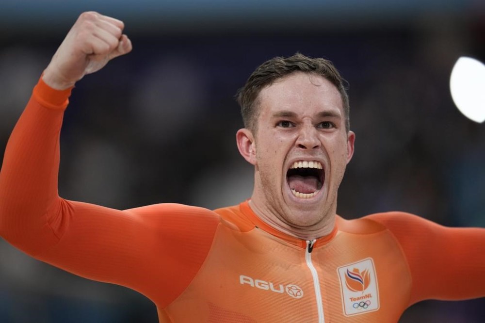 Harrie Lavreysen of Netherlands celebrates winning the gold medal of the men's keirin event, at the Summer Olympics, Sunday, Aug. 11, 2024, in Paris, France. (AP Photo/Ricardo Mazalan)
