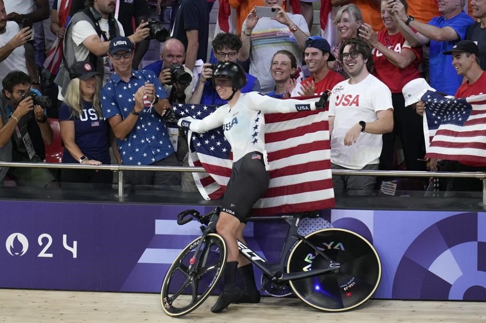 Jennifer Valente of the United States celebrates winning the gold medal of the women's omnium event, at the Summer Olympics, Sunday, Aug. 11, 2024, in Paris, France. (AP Photo/Ricardo Mazalan)