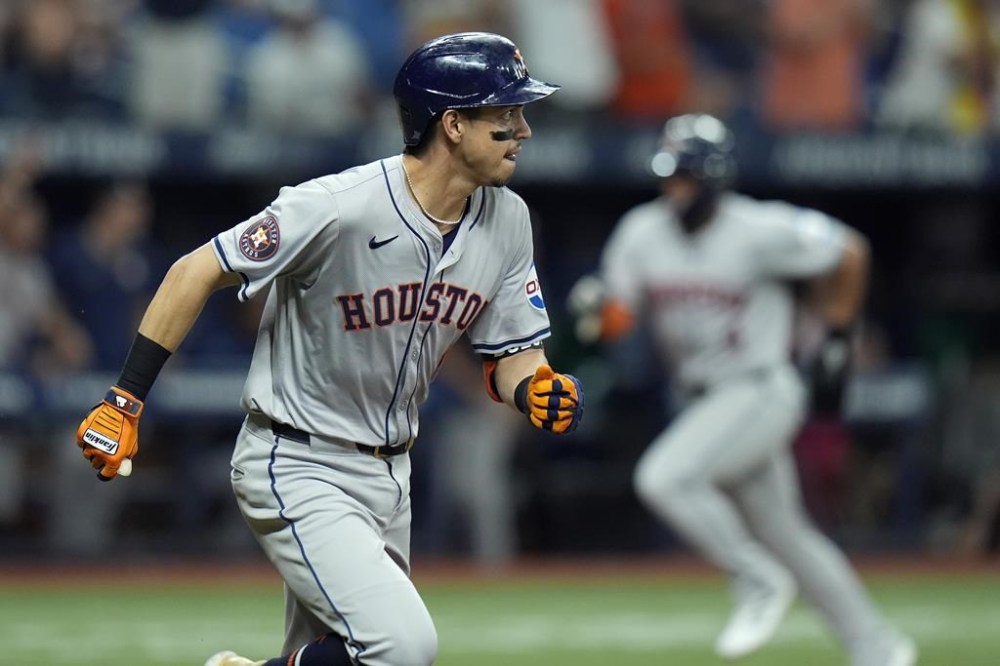 Houston Astros' Mauricio Dubon watches his RBI single off Tampa Bay Rays relief pitcher Garrett Cleavinger as Pedro Leon, right, scores during the 10th inning of a baseball game Wednesday, Aug. 14, 2024, in St. Petersburg, Fla. (AP Photo/Chris O'Meara)