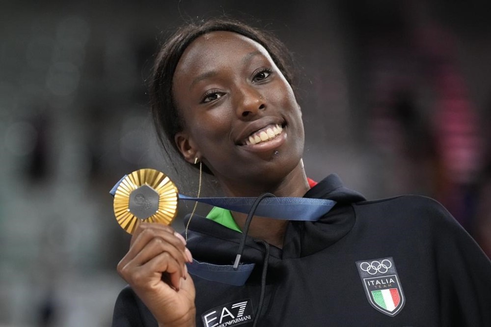 FILE - Paola Egonu of Italy shows her gold medal after the medal ceremony at the end of the women's volleyball final match against the United States of America at the 2024 Summer Olympics, Sunday, Aug. 11, 2024, in Paris, France. (AP Photo/Alessandra Tarantino, File)