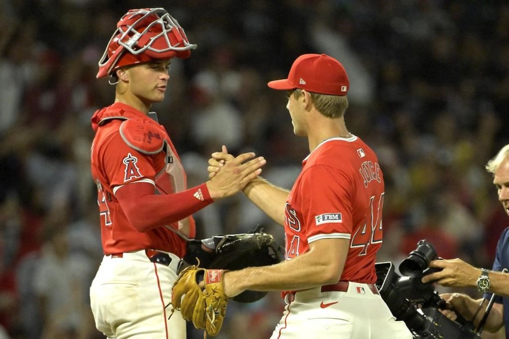 Los Angeles Angels' Logan O'Hoppe, left, congratulates Ben Joyce (44) after a save in the ninth inning against the Atlanta Braves during a baseball game Friday, Aug. 16, 2024, in Anaheim, Calif. (AP Photo/Jayne Kamin-Oncea)