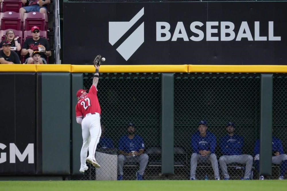 Cincinnati Reds outfielder Jake Fraley (27) fails to catch a double hit by Kansas City Royals' Freddy Fermin in the second inning of a baseball game in Cincinnati, Saturday, Aug. 17, 2024. (AP Photo/Jeff Dean)