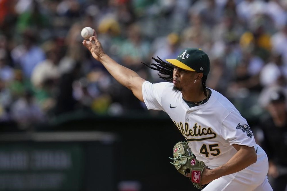 Oakland Athletics pitcher Osvaldo Bido throws to a San Francisco Giants batter during the first inning of a baseball game Saturday, Aug. 17, 2024, in Oakland, Calif. (AP Photo/Godofredo A. Vásquez)