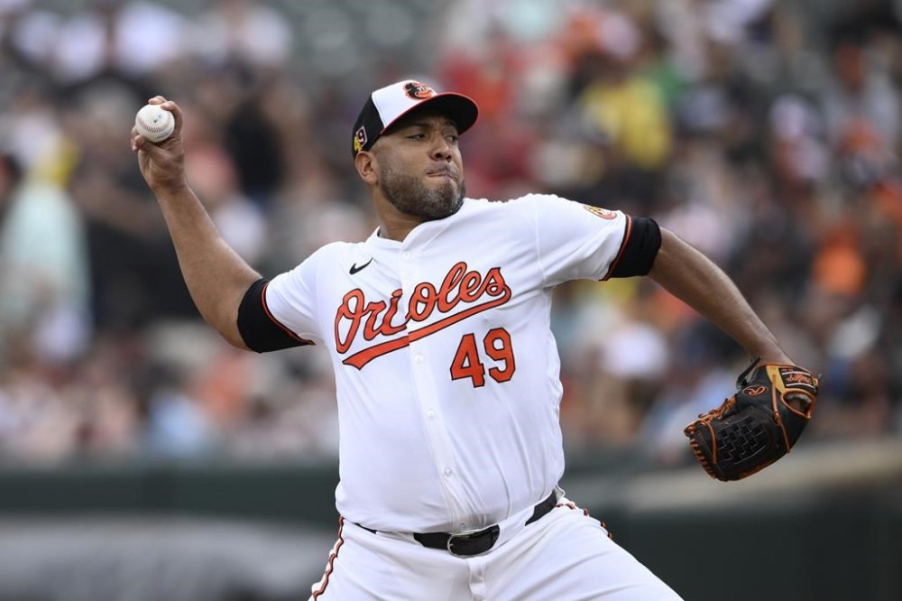 Baltimore Orioles starting pitcher Albert Suarez throws during the second inning of a baseball game against the Boston Red Sox, Sunday, Aug. 18, 2024, in Baltimore. (AP Photo/Nick Wass)