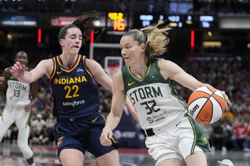 Caitlin Clark breaks WNBA rookie assists record as Fever beat Storm 92-75 –  Winnipeg Free Press